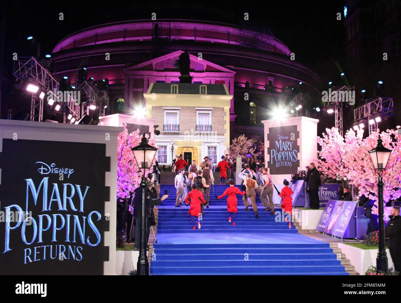 12 dicembre 2018 - Londra, Inghilterra, Regno Unito - Mary Poppins ritorna prima europea Spettacoli fotografici: Ballerini Foto Stock