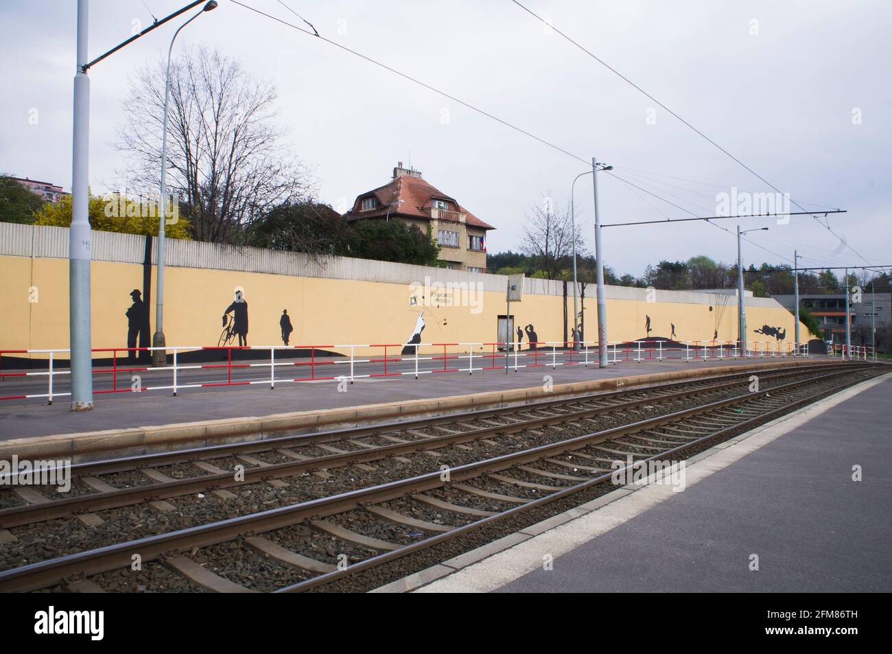 Lo studente Jakub Marek ha terminato la sua opera di arte murale, commemorando l'assassinio del SS Obergruppenfuhrer e del generale der Polizei Reinhard Heydrich, Foto Stock