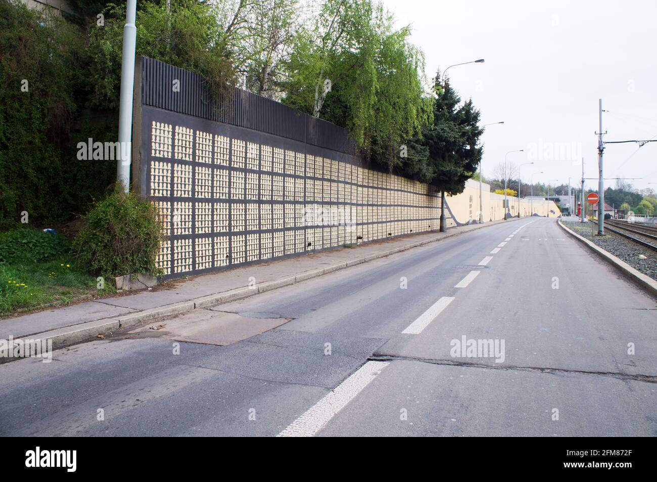 Lo studente Jakub Marek ha terminato la sua opera di arte murale, commemorando l'assassinio del SS Obergruppenfuhrer e del generale der Polizei Reinhard Heydrich, Foto Stock