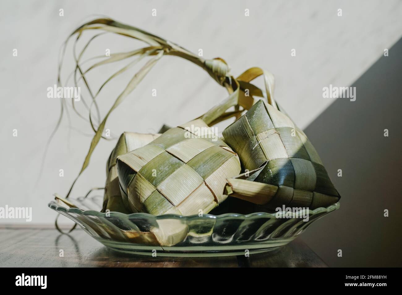 Ketupat è una torta di riso avvolta con tessuto di cocco Foglie che di solito servivano quando Eid al-Fitr Foto Stock