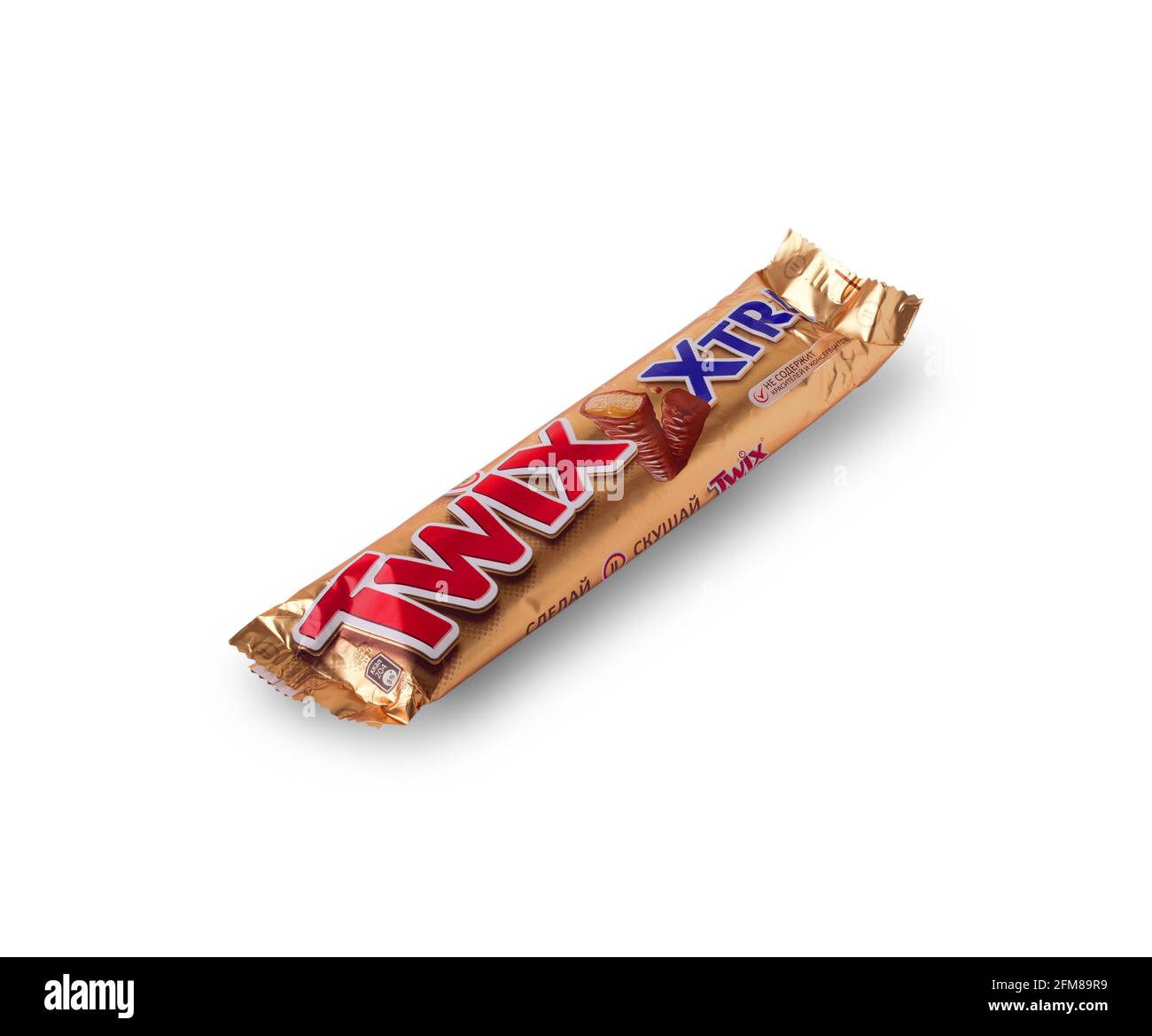 Kamchatka, Russia, 15 aprile 2016: Barretta di cioccolato Twix tagliata su sfondo bianco Foto Stock