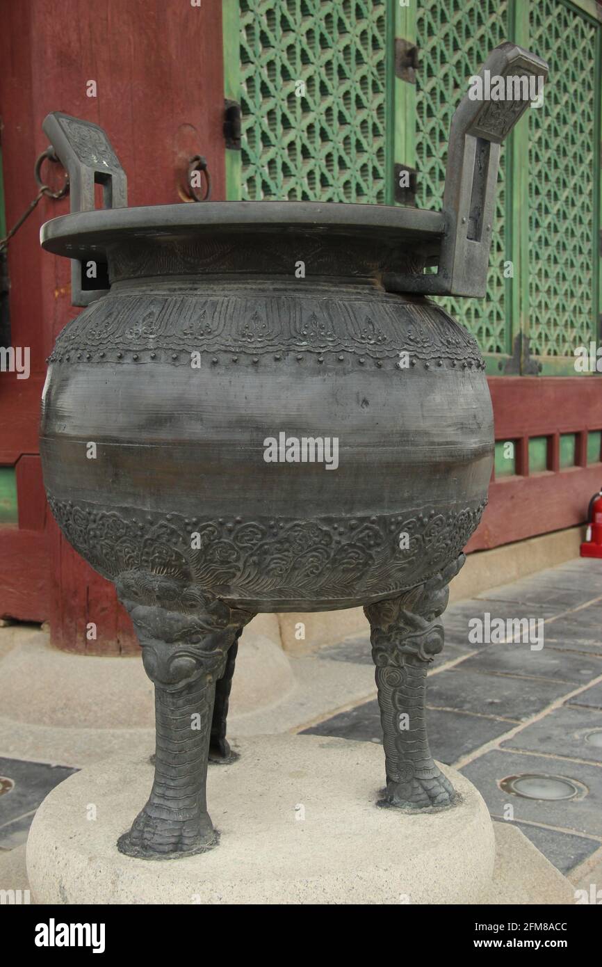 Un tradizionale calderone a tre zampe a Gyeongbokgung a Seoul, Corea del Sud Foto Stock
