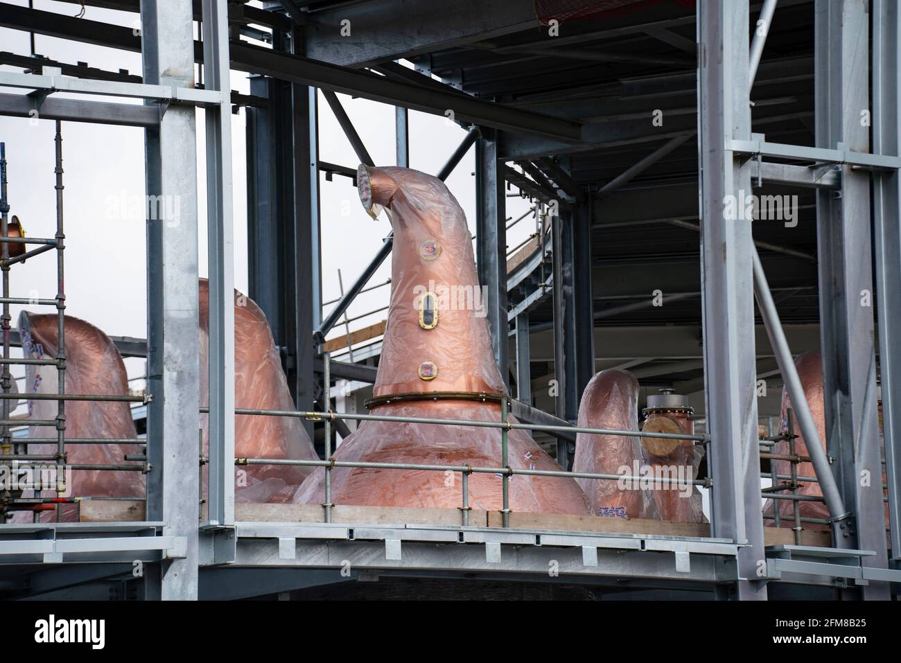 Nuovi distillatori di rame visibili durante la costruzione della distilleria di whisky scotch per Gordon & MacPhail a Speyside a Craggan, Grantown-on-Spey Foto Stock