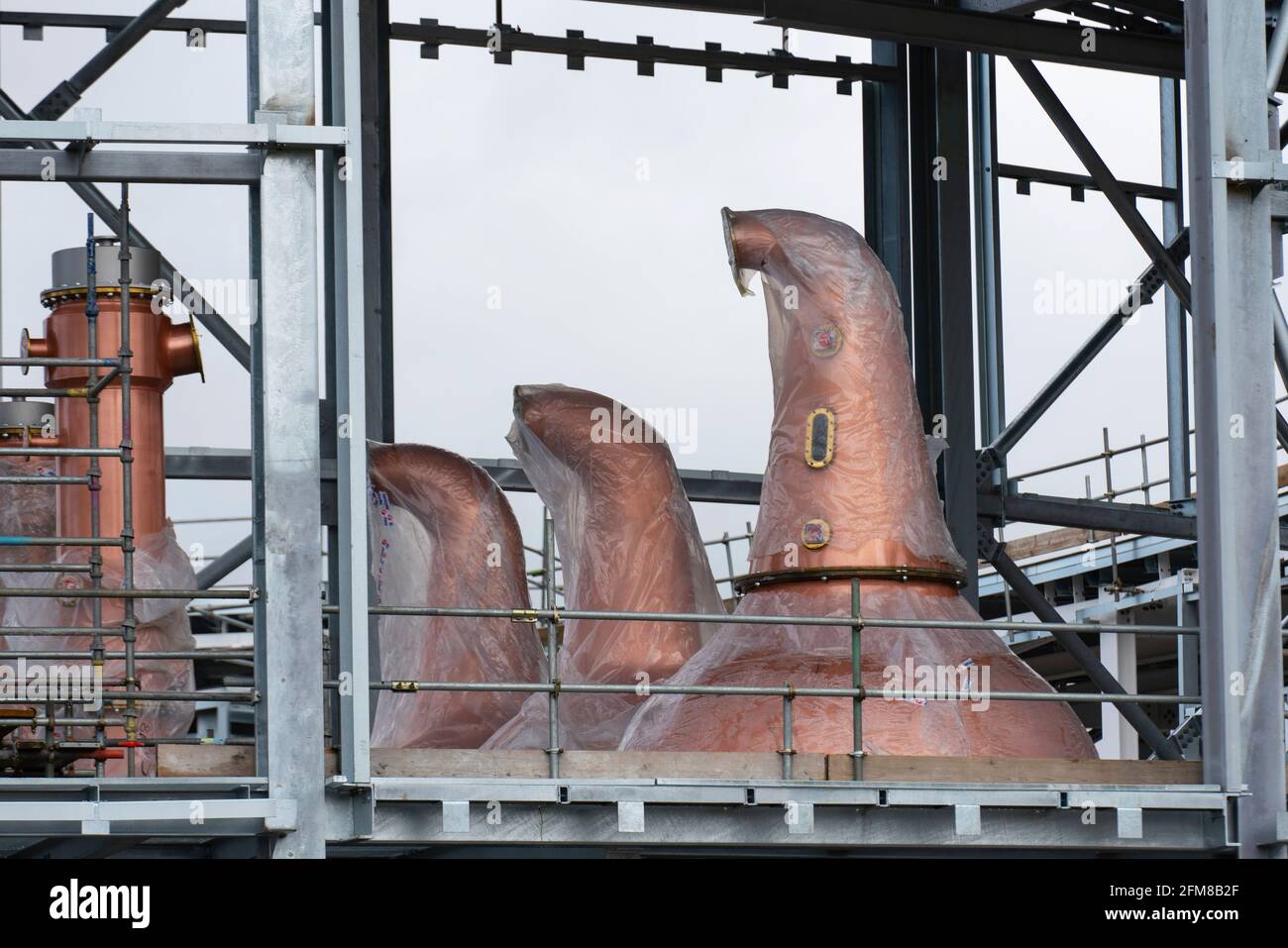 Nuovi distillatori di rame visibili durante la costruzione della distilleria di whisky scotch per Gordon & MacPhail a Speyside a Craggan, Grantown-on-Spey Foto Stock