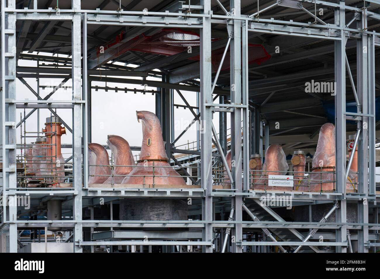 Nuovi distillatori di rame visibili durante la costruzione della distilleria di whisky scotch per Gordon & MacPhail a Speyside a Craggan, Grantown-on-Spey Foto Stock