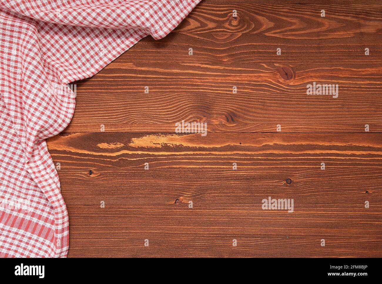 Tovaglia a scacchi o tovagliolo di stoffa su tavolo di legno con spazio per testo, idee. Vista dall'alto Foto Stock