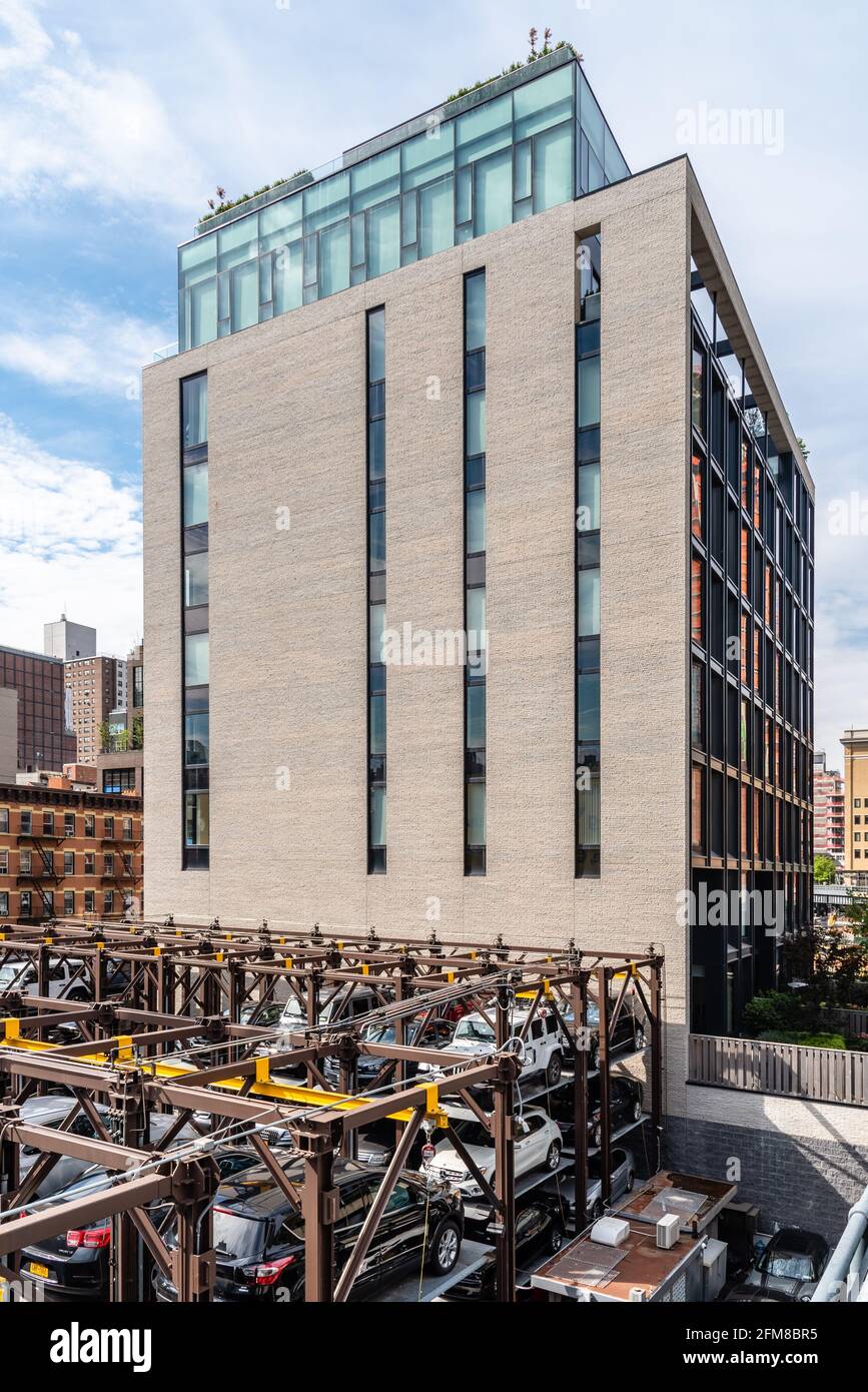 New York City, USA - 22 giugno 2018: Sistema automatizzato di parcheggio multipiano e edificio commerciale di uffici a Manhattan dalla High Line. Foto Stock