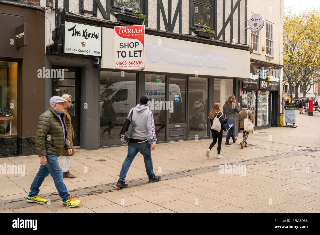 Una vista di un negozio vuoto per lasciare su Brigg via norwich centro città Foto Stock