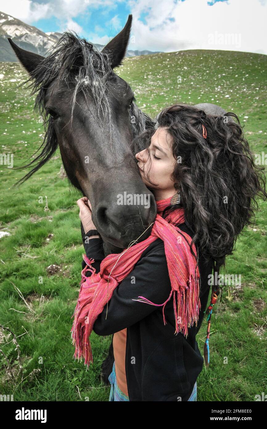 Epona nel piccolo Tibet con i suoi cavalli selvaggi. Foto Stock