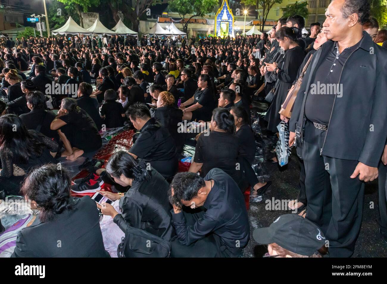 Lutto ai funerali di Re Rama IX, Bangkok, Thailandia Foto Stock