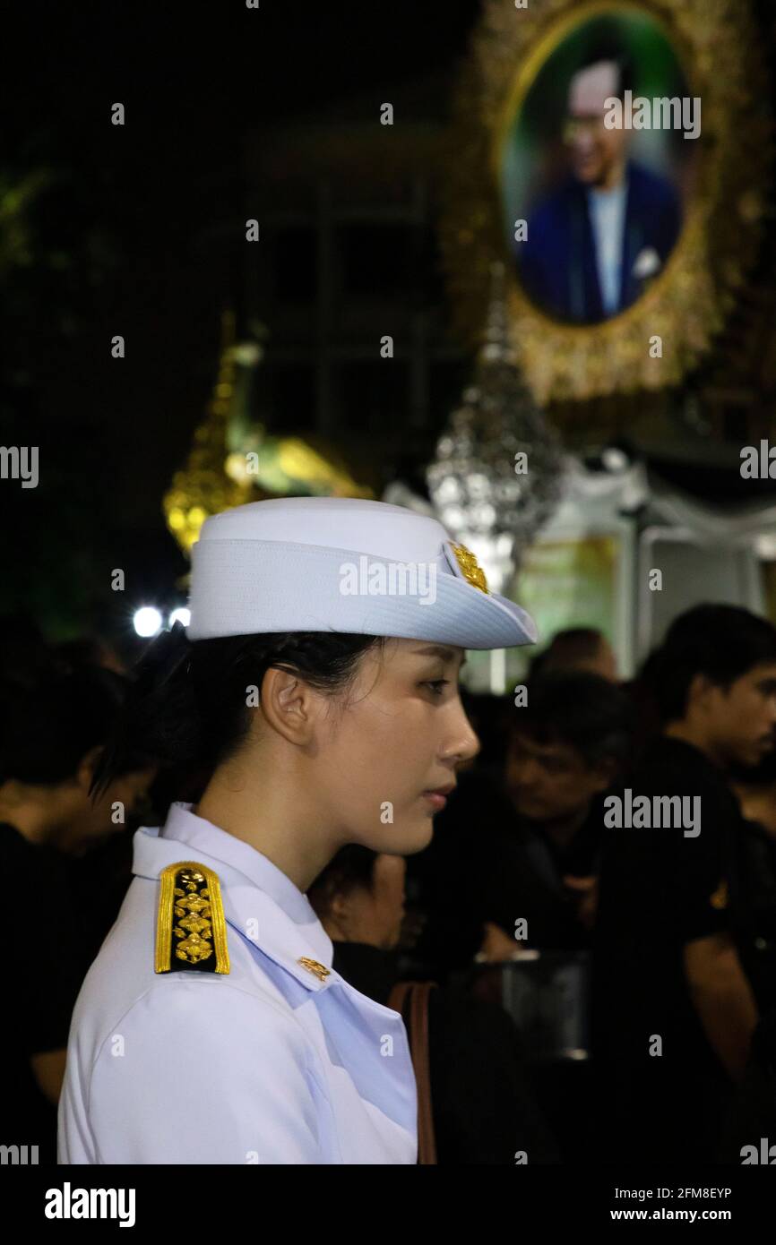 Ufficiale del governo in uniforme davanti alla fotografia ai funerali del re Rama 9, Bangkok, Thailandia Foto Stock