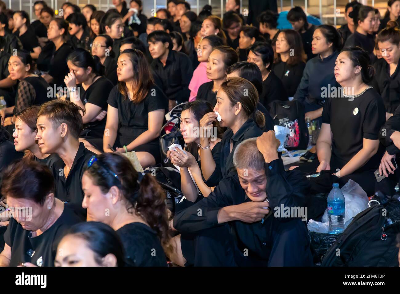 Lutto ai funerali di Re Rama IX, Bangkok, Thailandia Foto Stock