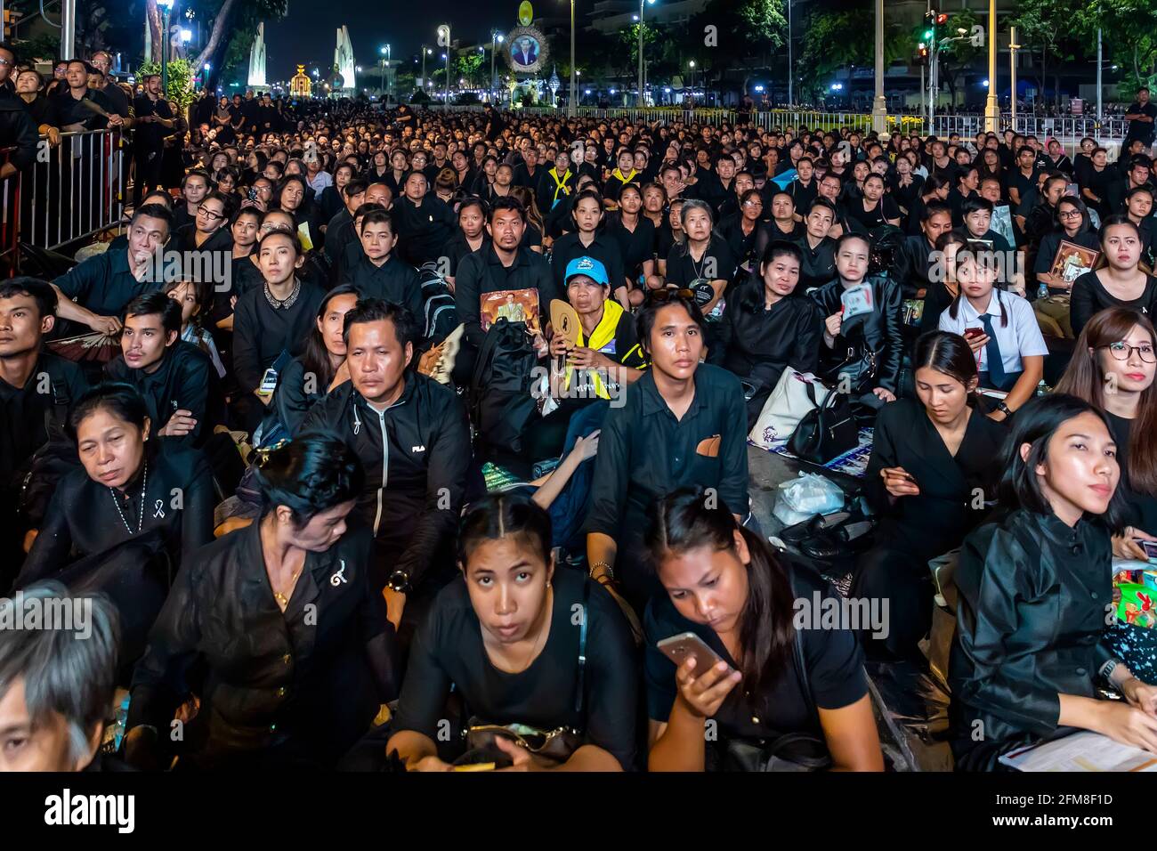 Lutto ai funerali di Re Rama IX, Bangkok, Thailandia Foto Stock