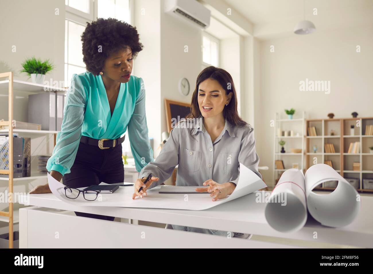 Due architetti creativi o interior designer che lavorano su un nuovo design nel loro ufficio Foto Stock