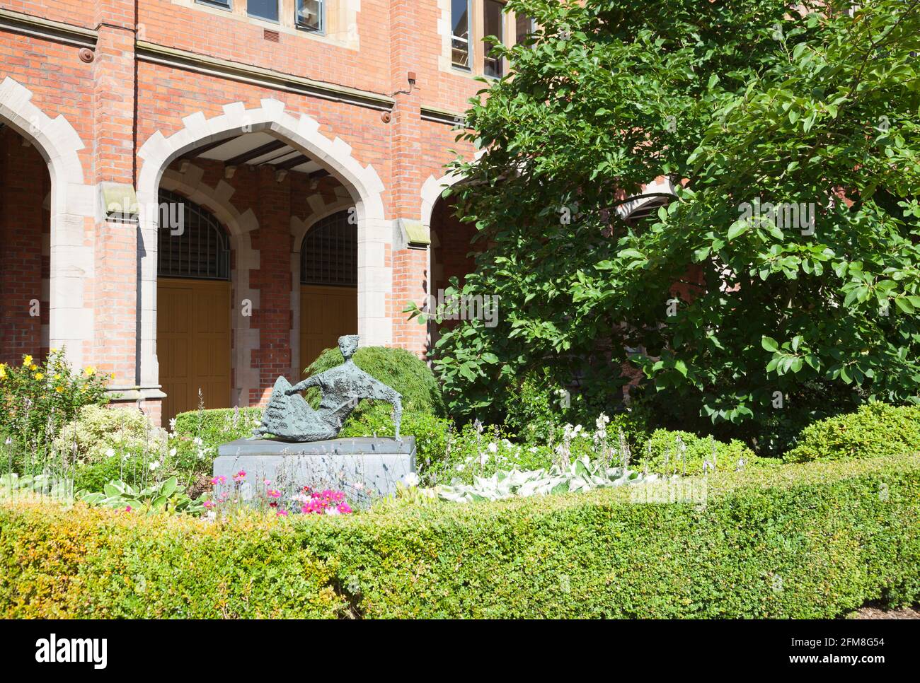 Statua di Reclining di Frederick Edward McWilliam, nel quadrilatero della Queen's University, Belfast, Irlanda del Nord. Foto Stock