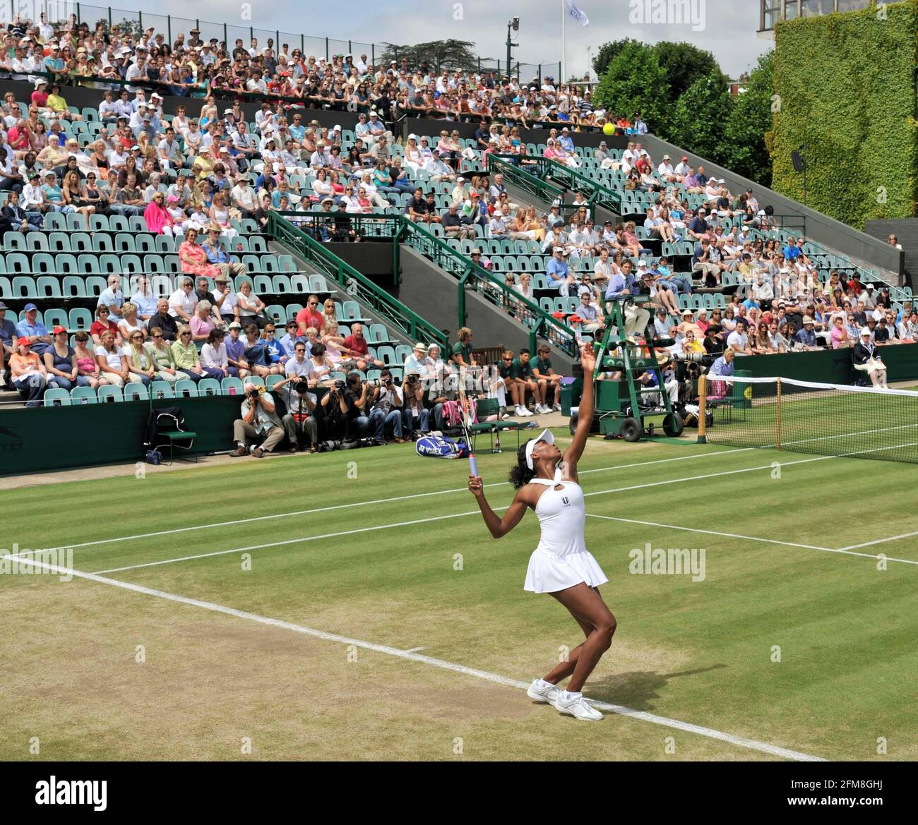 WIMBLEDON CAMPIONATI DI TENNIS 2008. 7° GIORNO 30/6/2008 V.WILLIAMS DURANTE LA SUA PARTITA CON A.KLEYBANOVA. IMMAGINE DAVID ASHDOWN Foto Stock