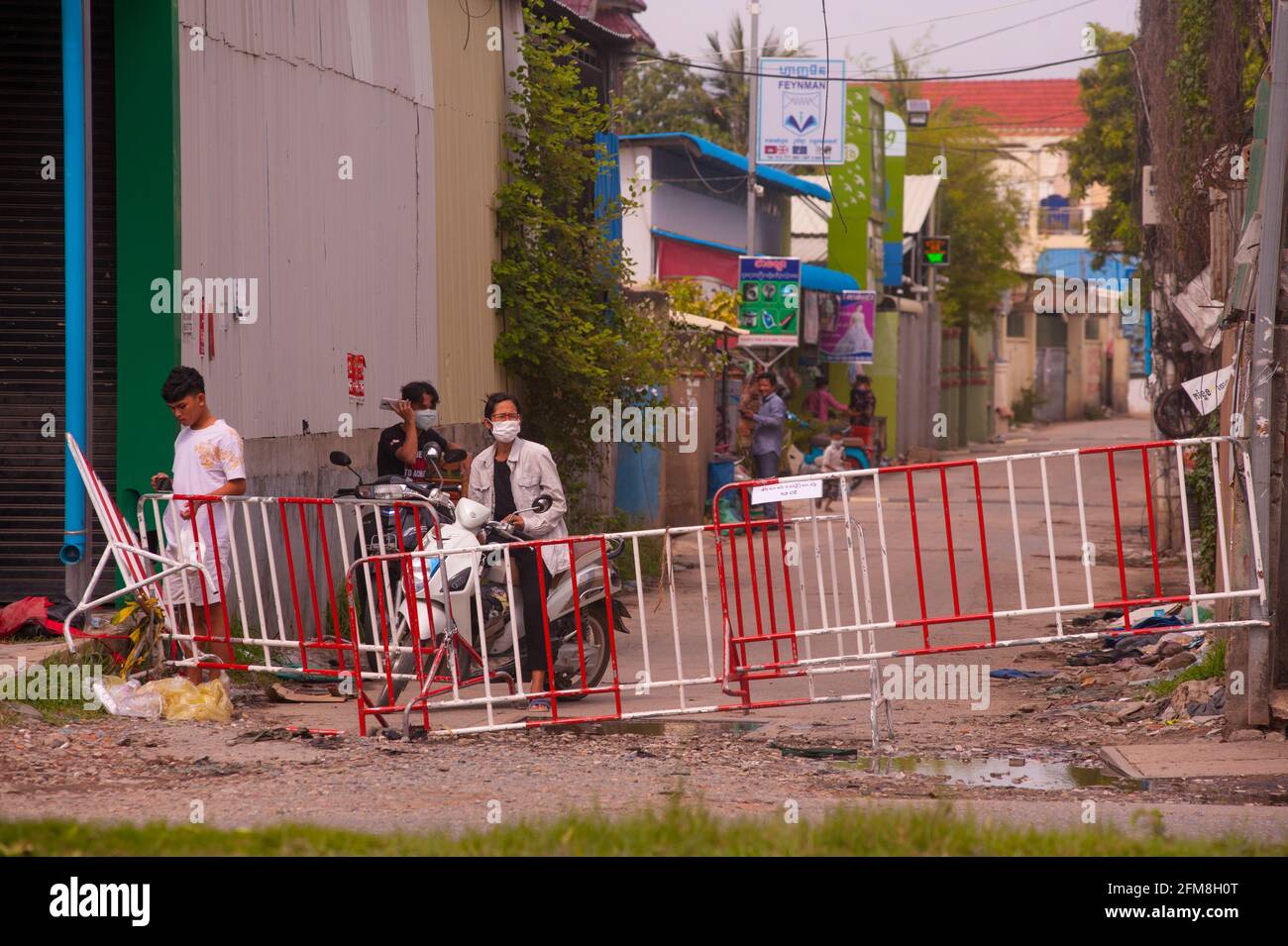 Phnom Penh, Cambogia. 7 maggio 2021. Dopo 3 settimane di chiusura totale della città, alcuni cambogiani nelle zone rosse sono ancora in quarantena per le proprie strade a causa del continuo aumento di COVID. Credit: Kraig Lieb/Alamy Live News Foto Stock