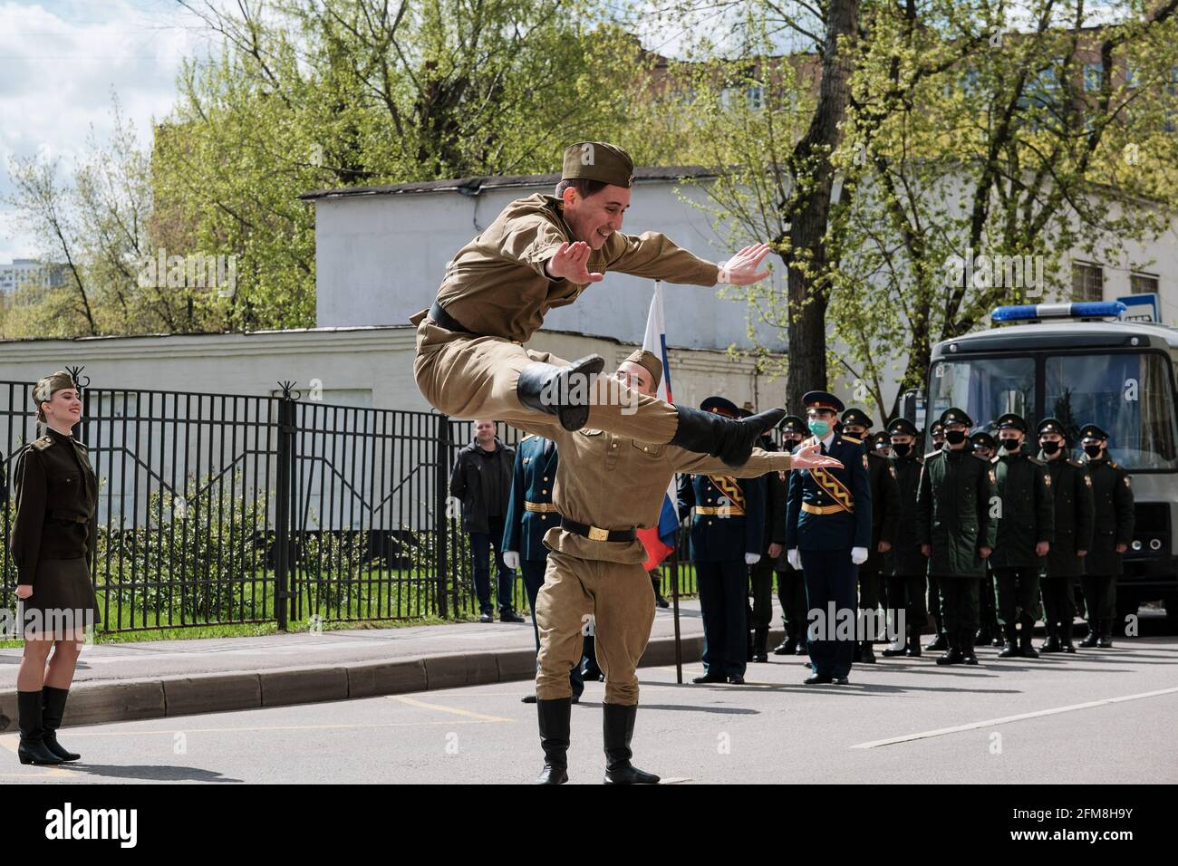 Mosca, Russia. 05 maggio 2021. Ensemble di danza militare visto esibirsi sulla strada. I soldati della Guardia Nazionale di Mosca alla vigilia del 9 maggio hanno preso parte all'azione tutta russa "Parata alla Casa dei Veterani". Si sono congratulati con i veterani della Grande Guerra Patriottica che vivevano a Mosca. Gli equipaggi della sfilata marciavano solennemente sotto le finestre dei veterani. Inoltre, gli ensemble militari hanno eseguito canzoni ben note del primo anno per i veterani, i loro parenti e vicini. A ogni veterano è stato consegnato un regalo commemorativo. Credit: SOPA Images Limited/Alamy Live News Foto Stock