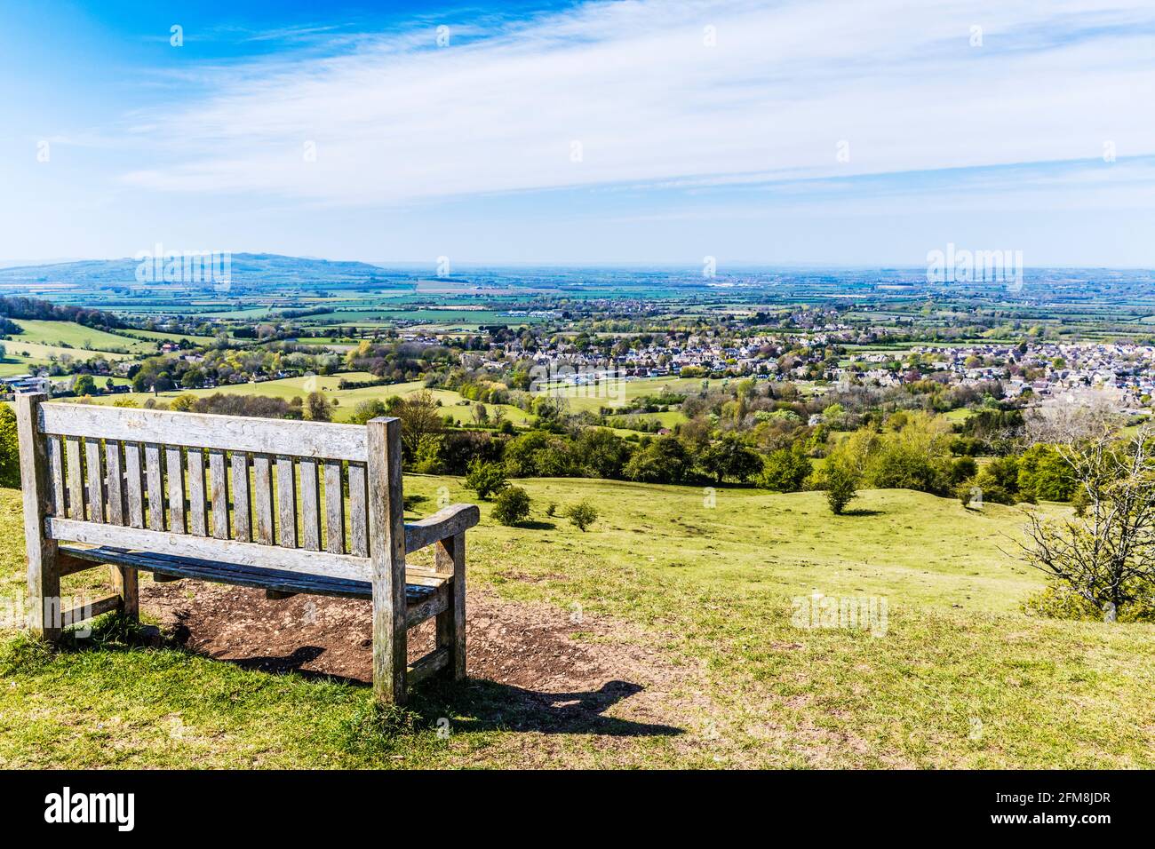 Vista primaverile sulla città del Worcestershire di Broadway e la vale di Evesham dal sentiero a lunga distanza Cotswold Way. Foto Stock