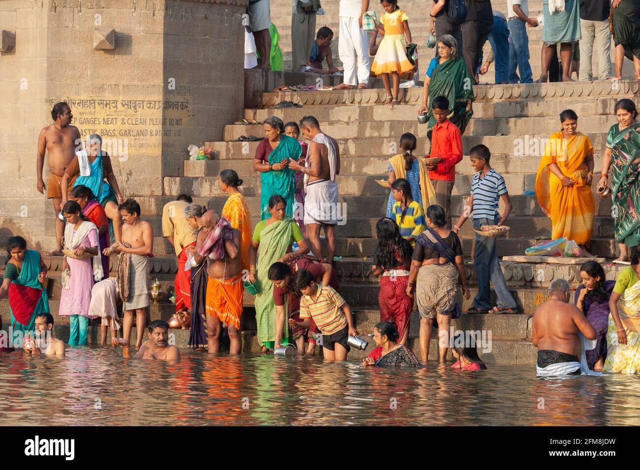 Devoti indù che nuotano nei Ghati indù sulle rive del Gange del fiume Santo a Varanasi, nel nord dell'India. Foto Stock