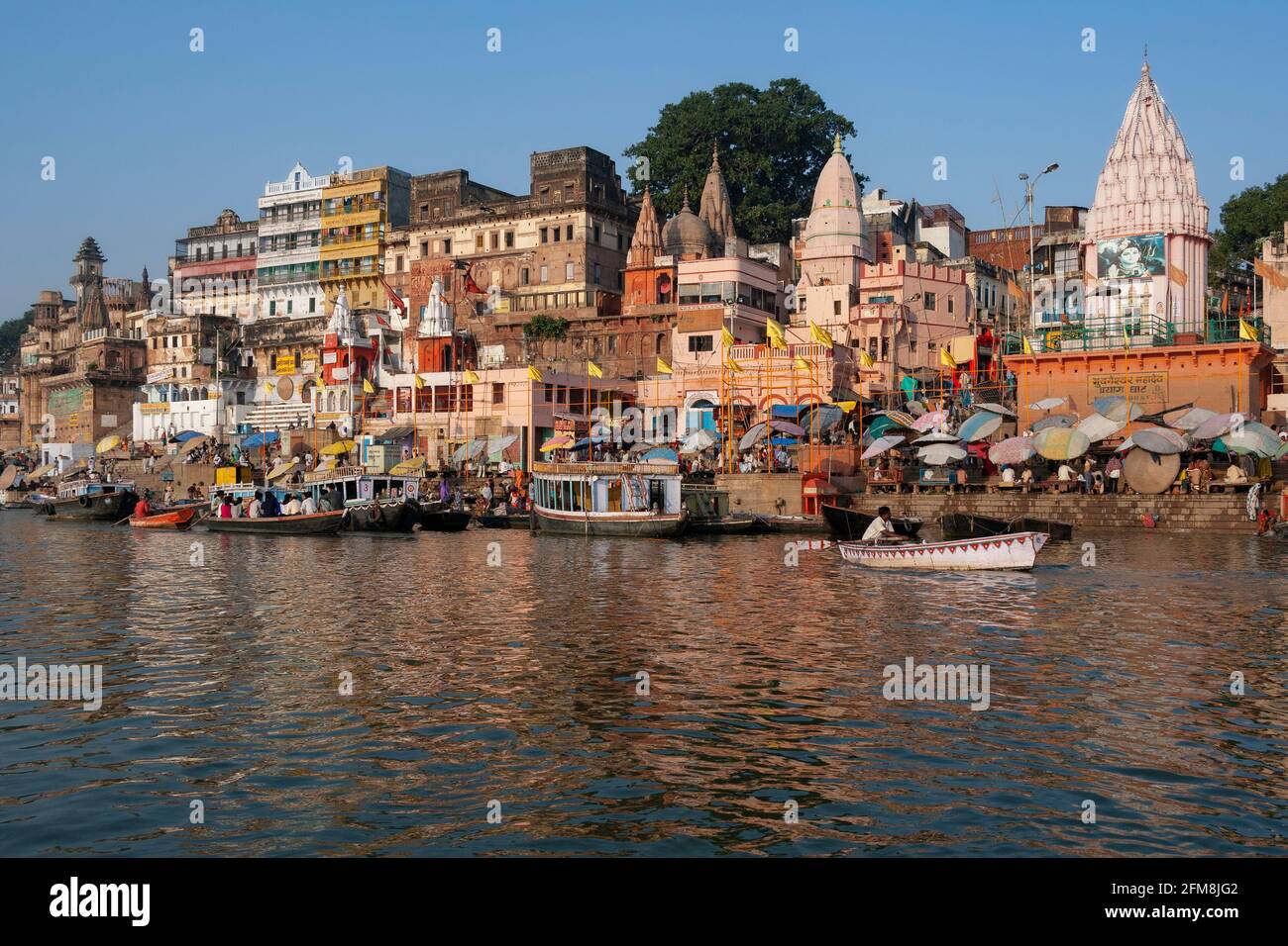 Il Hindu Ghats sulle rive del fiume sacro Gange a Varanasi in India del nord. Foto Stock