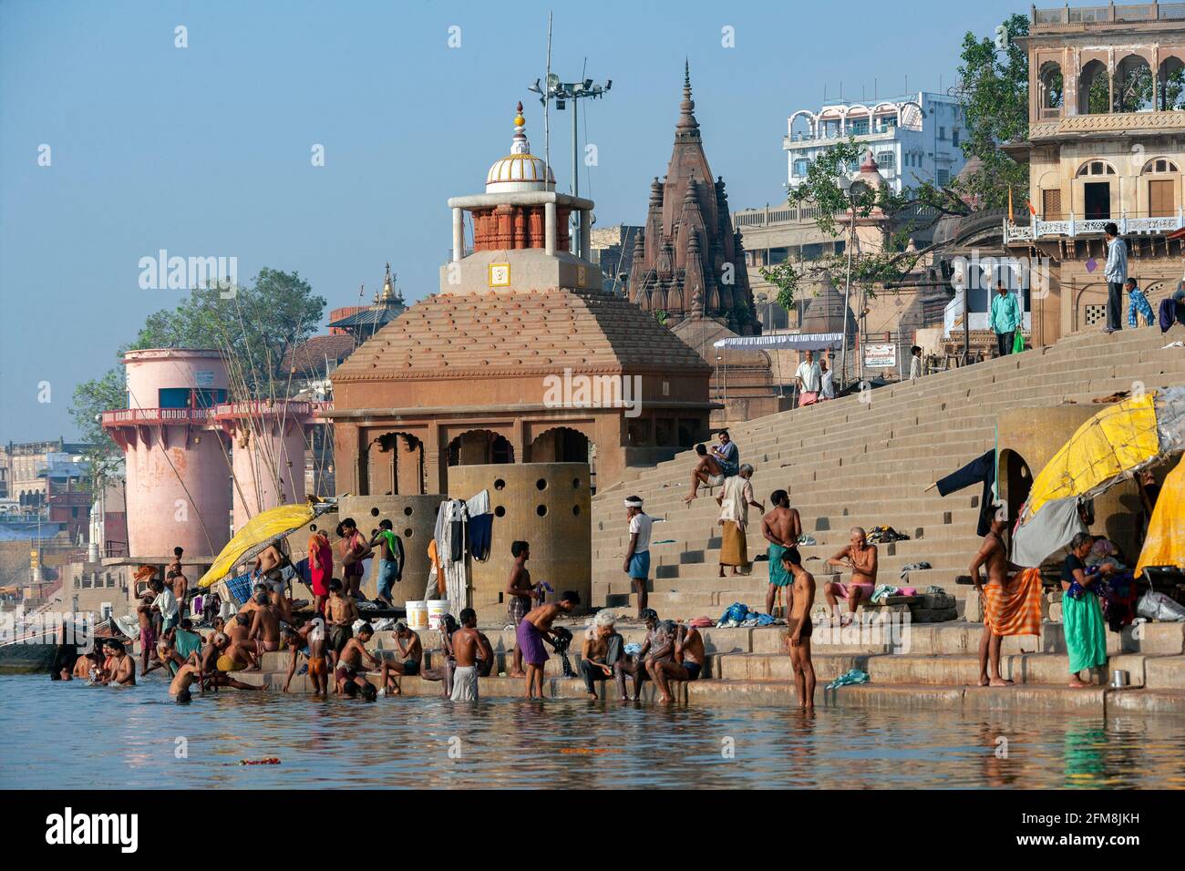 Il Hindu Ghats sulle rive del fiume sacro Gange a Varanasi in India del nord. Foto Stock