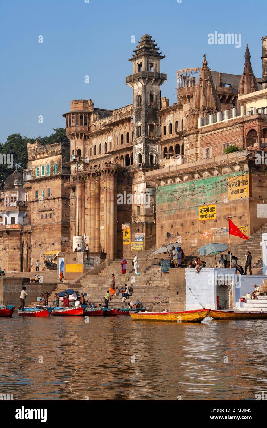 Il Hindu Ghats sulle rive del fiume sacro Gange a Varanasi in India del nord. Foto Stock