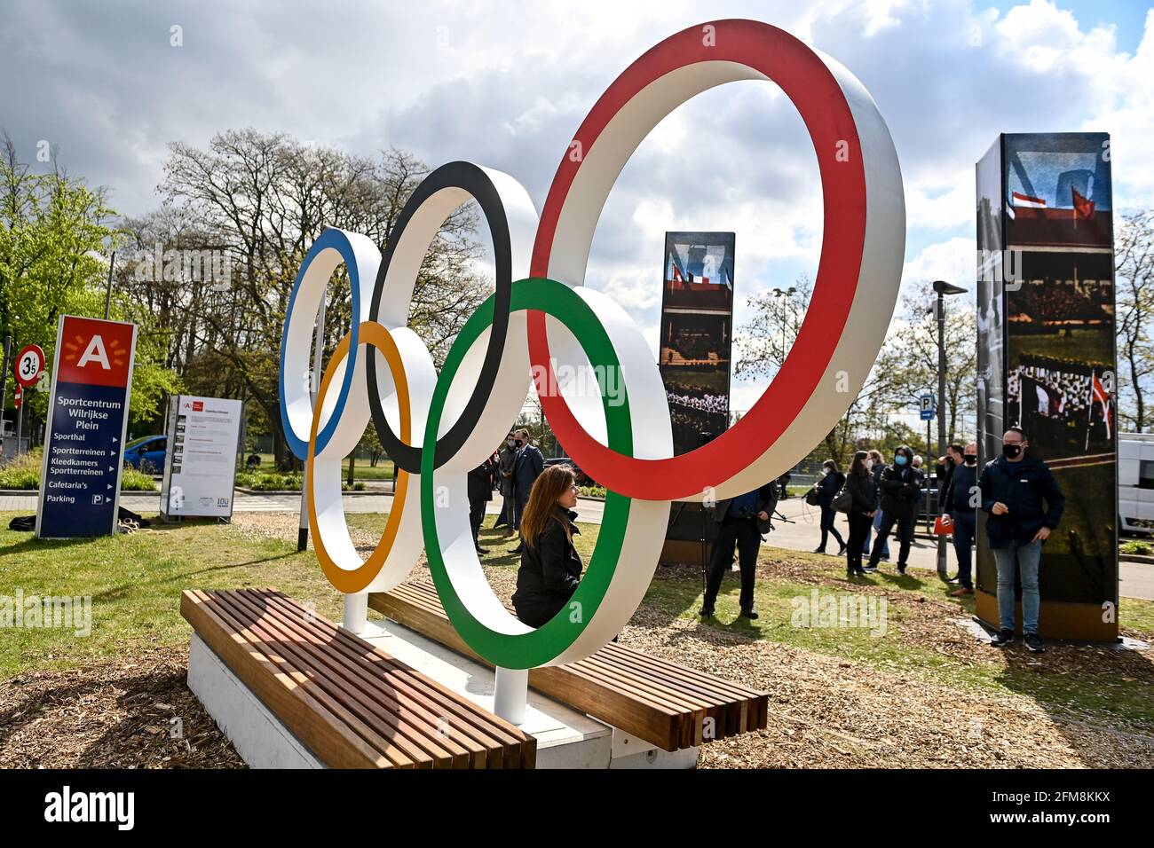 L'illustrazione raffigura la rivelazione di un monumento con anelli Olimpici, per celebrare il 100° anniversario dei Giochi Olimpici del 1920 ad Anversa, venerdì 07 Foto Stock