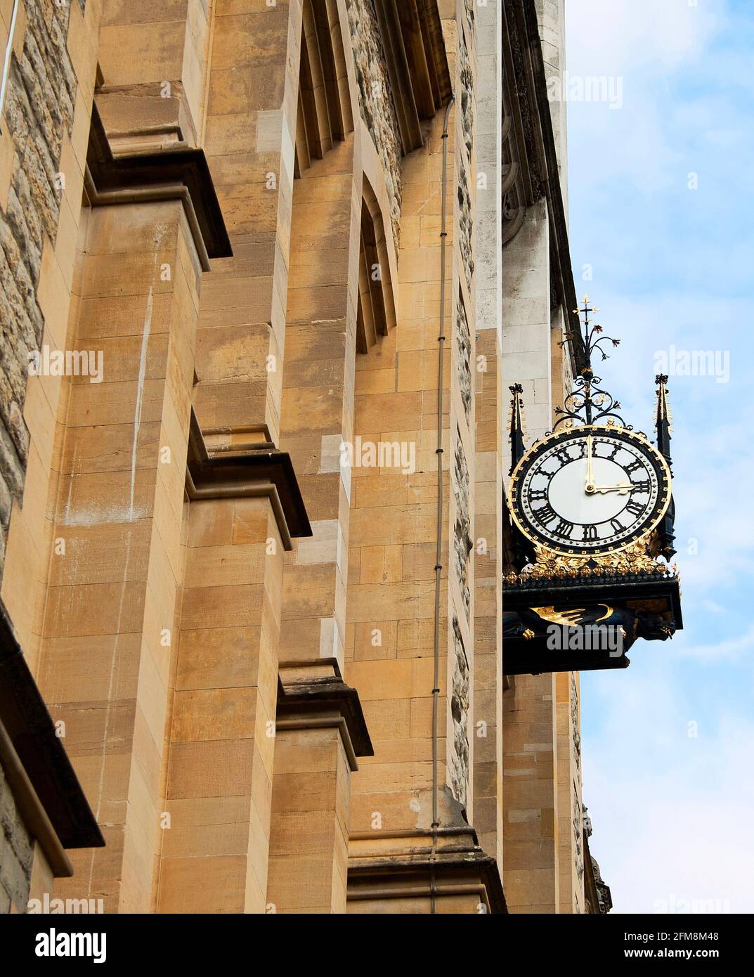 Ore tre sull'orologio sul muro della Maughan Library del King's College di Londra, parte dell'Università di Londra Foto Stock