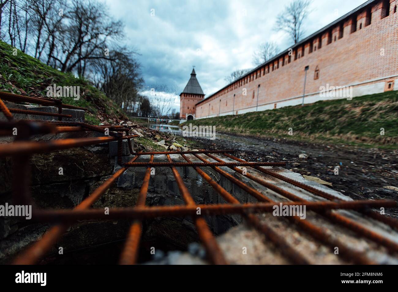 un vecchio stagno asciutto in fango e spazzatura. un parco abbandonato vicino alla vecchia fortezza. desolazione nella città di un paese povero. la ciotola di pietra della struttura Foto Stock