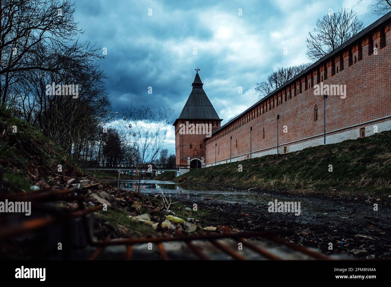 un vecchio stagno asciutto in fango e spazzatura. un parco abbandonato vicino alla vecchia fortezza. desolazione nella città di un paese povero. la ciotola di pietra della struttura Foto Stock