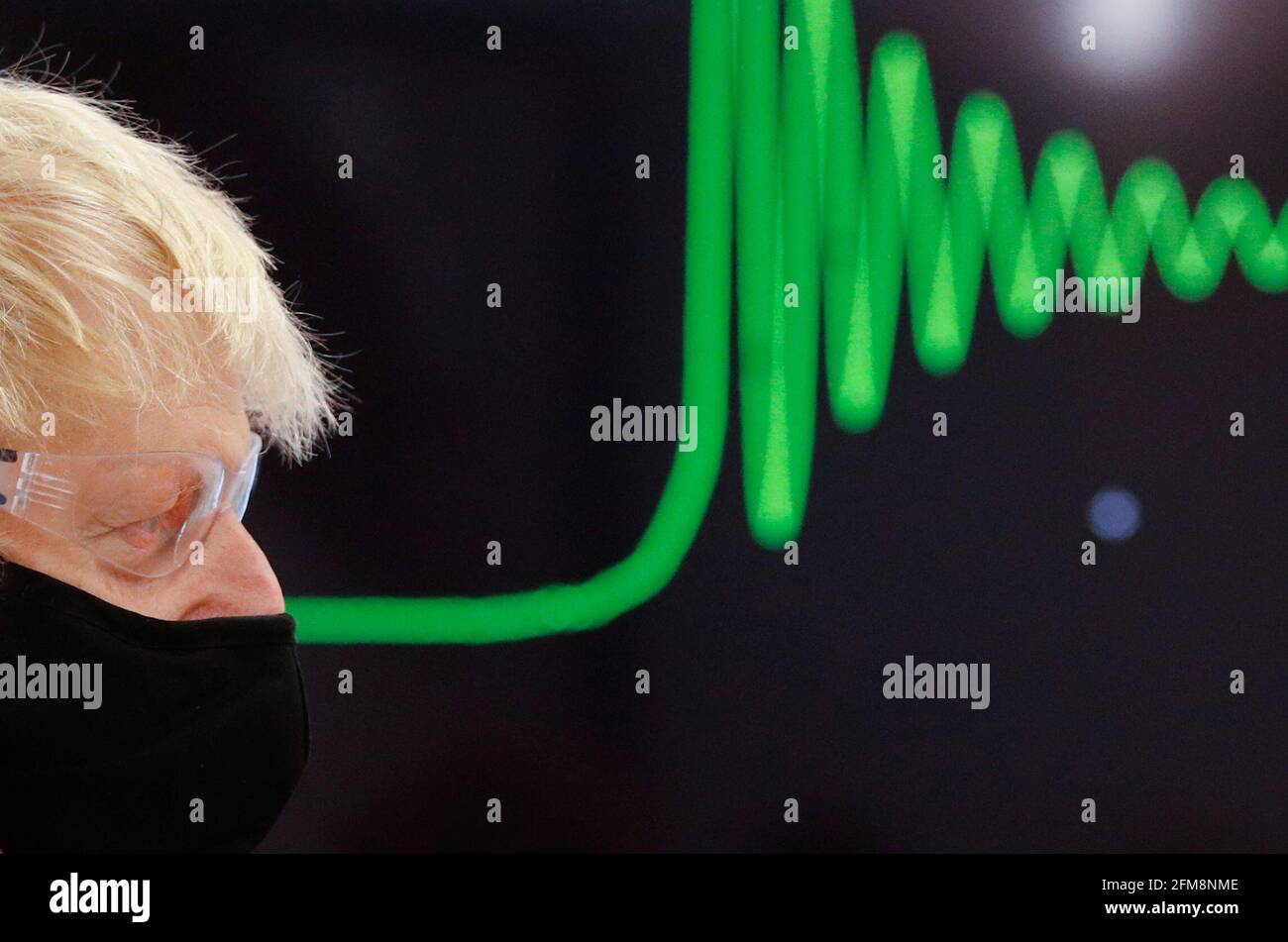 Il primo ministro britannico Boris Johnson indossa una maschera durante una visita alla Severn Trent Academy di Coventry, West Midlands, Gran Bretagna, 7 maggio 2021. REUTERS/Phil Noble/Pool Foto Stock