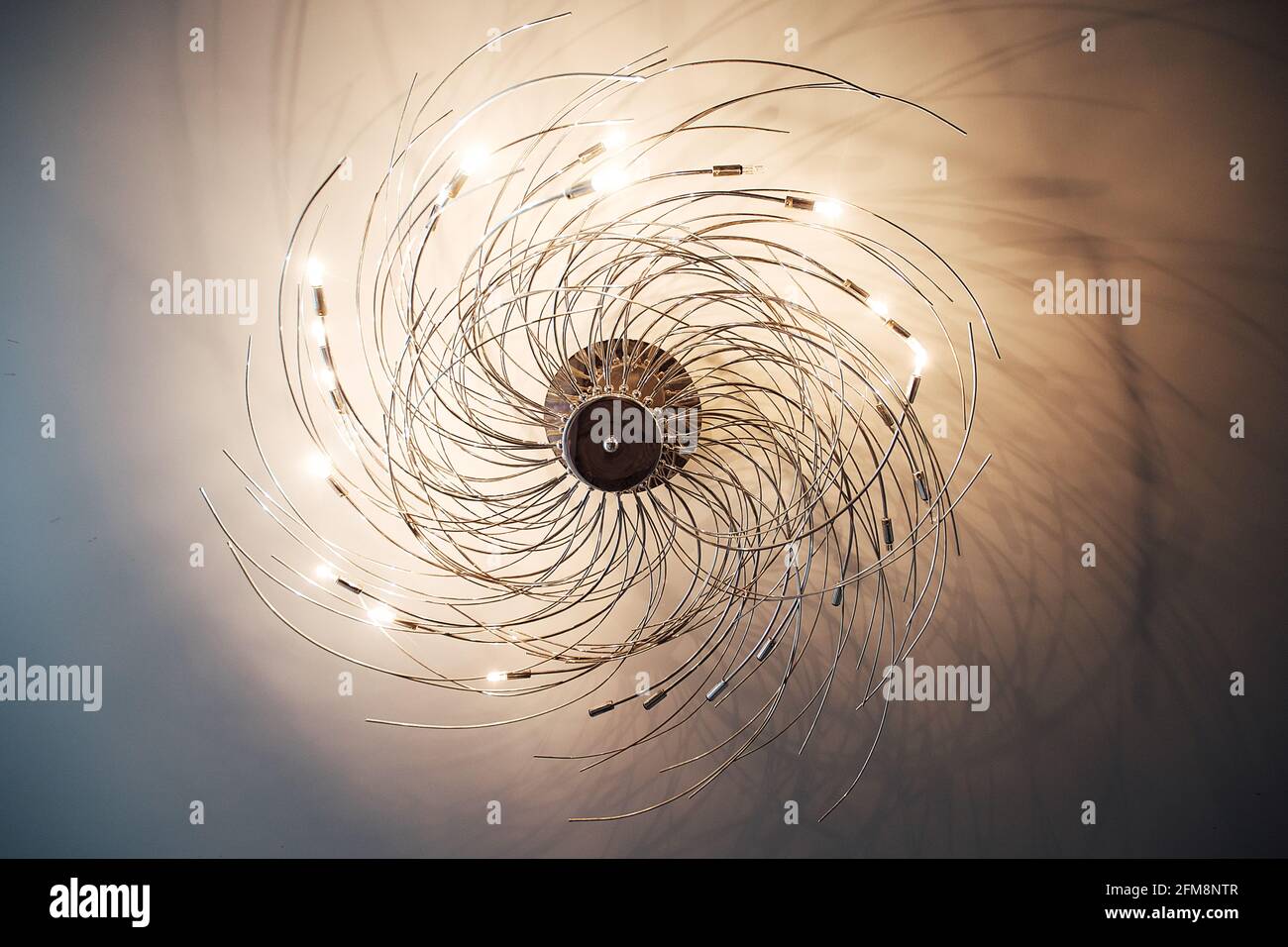 fiori sul tavolo del ristorante. decorato con un bouquet, un tavolo set è in attesa per gli ospiti. interno di un ristorante costoso Foto Stock