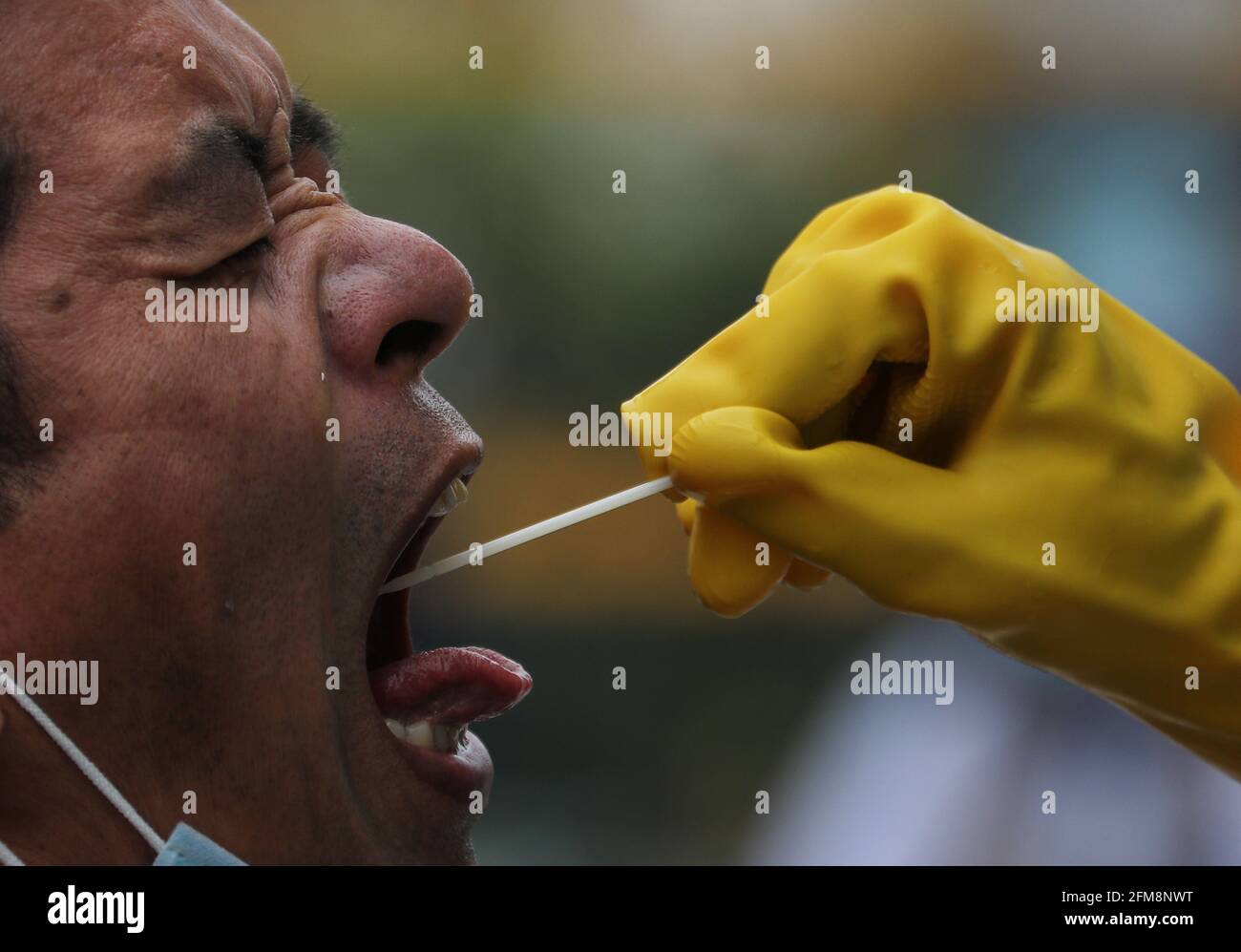 Kathmandu, NE, Nepal. 7 maggio 2021. Un uomo reagisce mentre dà un campione di tampone per un test di reazione a catena della polimerasi (PCR) per il coronavirus a Kathmandu, Nepal, 7 maggio 2021. Credit: Aryan Dhimal/ZUMA Wire/Alamy Live News Foto Stock