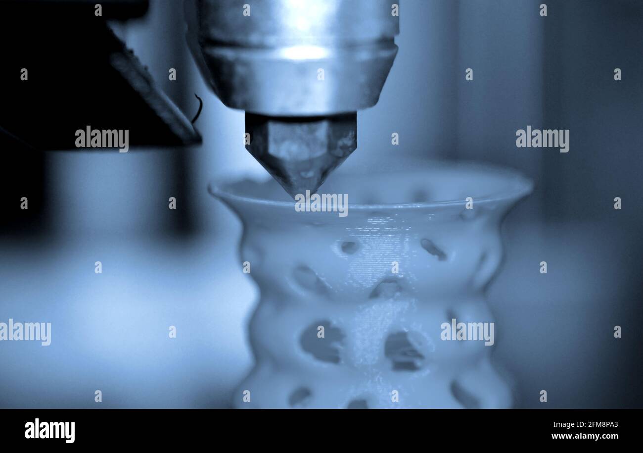 La stampante 3D stampa dal closeup della figura in plastica. Foto Stock