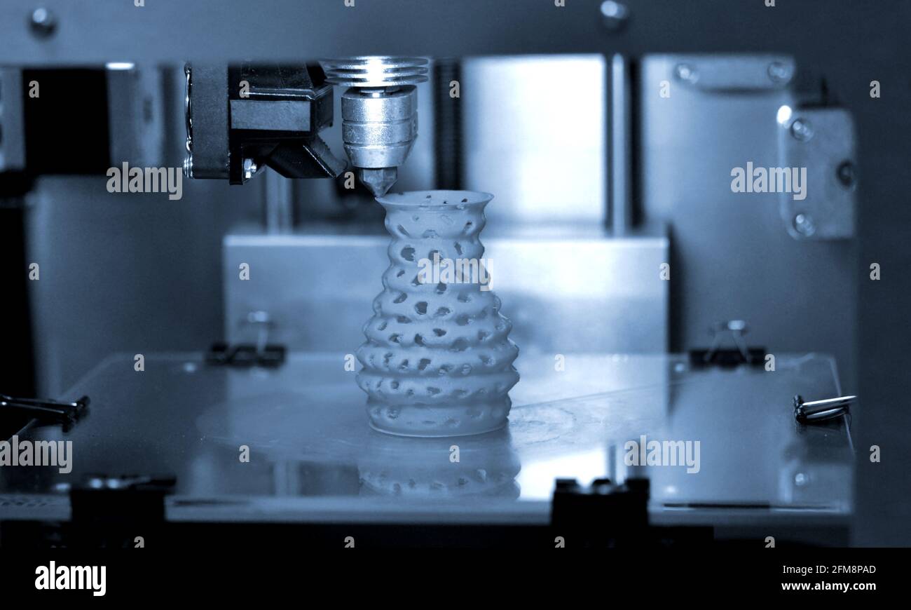 La stampante 3D stampa dal closeup della figura in plastica. Foto Stock