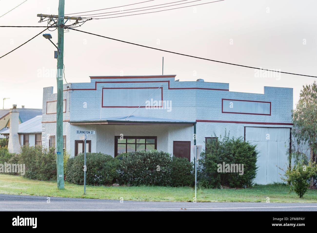 L'ex Garage e Thorley o distributore di benzina di Duncan Street, Braidwood, New South Wales, è stato conservato e adattato ad una residenza Foto Stock