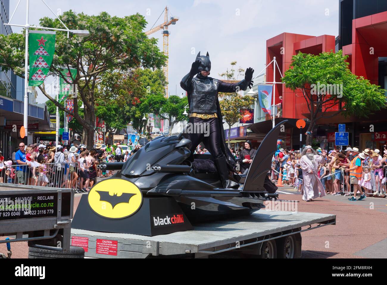 Un uomo vestito da Batman su un jet ski a tema 'Batmobile' che intrattiene la folla in una parata di Natale a Tauranga, Nuova Zelanda Foto Stock