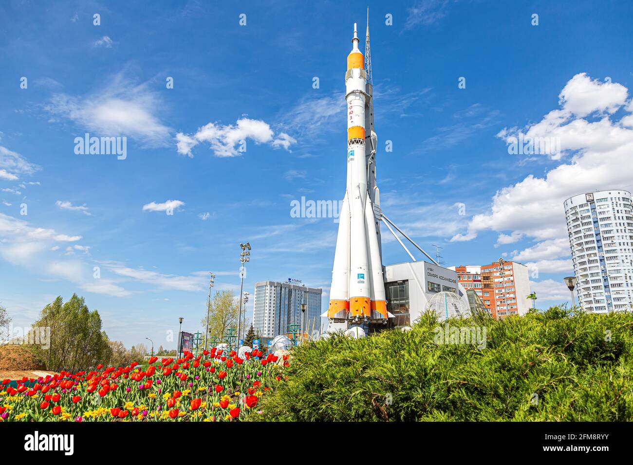 Samara, Russia - 4 maggio 2021: Veicolo spaziale Real Soyuz come monumento e centro espositivo di esplorazione spaziale Foto Stock