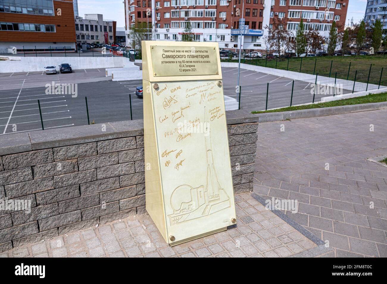 Samara, Russia - 4 maggio 2021: Segno commemorativo presso il cantiere del Planetario Samara Foto Stock