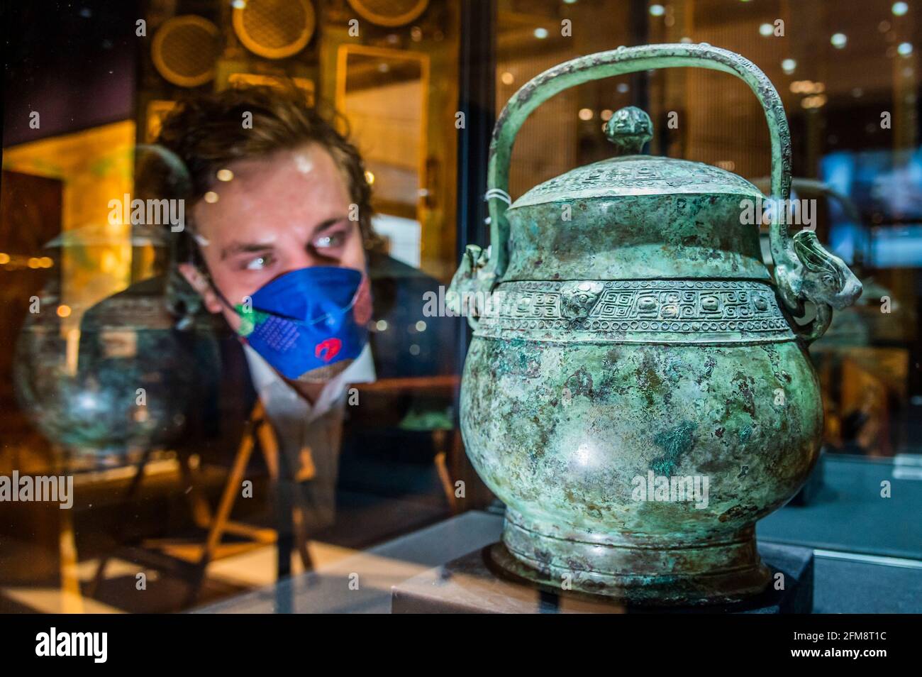 Londra, Regno Unito. 7 maggio 2021. Un'arcaica nave da vino rituale in bronzo e copertina, you, est £120-150,000 - Anteprima della vendita di arte asiatica a Bonhams, New Bond Street, Londra. La gamma di vendite su diversi giorni tra il 10-13 maggio. Credit: Guy Bell/Alamy Live News Foto Stock