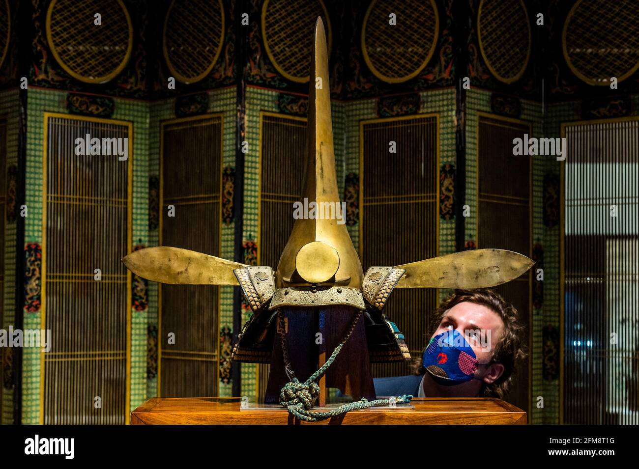 Londra, Regno Unito. 7 maggio 2021. Un casco Kawari in oro, est £20-30,000 - Anteprima della vendita di arte asiatica a Bonhams, New Bond Street, Londra. La gamma di vendite su diversi giorni tra il 10-13 maggio. Credit: Guy Bell/Alamy Live News Foto Stock