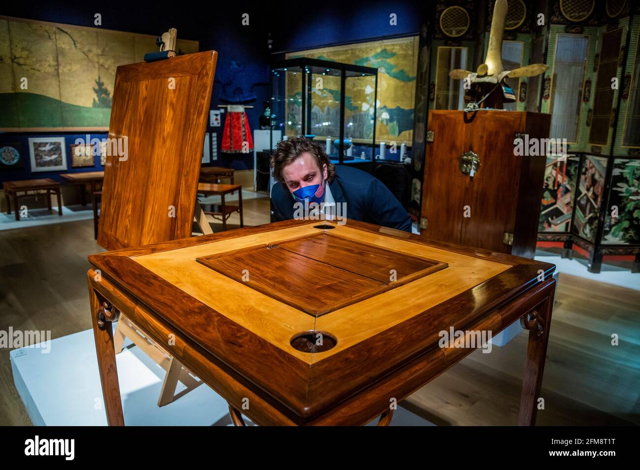 Londra, Regno Unito. 7 maggio 2021. Un magnifico Huanghuali Square Games Table, Qizhuo, 18 ° secolo (stima: £700,000-1,000,000) - Anteprima della vendita di arte asiatica a Bonhams, New Bond Street, Londra. La gamma di vendite su diversi giorni tra il 10-13 maggio. Credit: Guy Bell/Alamy Live News Foto Stock
