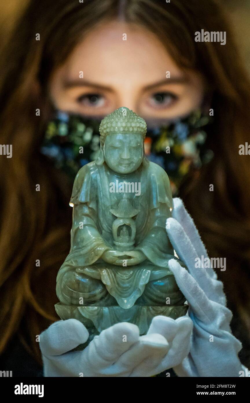 Londra, Regno Unito. 7 maggio 2021. Una rara figura imperiale di giada verde di pale del BUDDHA, XVII/XVIII secolo £30,000 - 50,000 - Anteprima della vendita di arte asiatica a Bonhams, New Bond Street, Londra. La gamma di vendite su diversi giorni tra il 10-13 maggio. Credit: Guy Bell/Alamy Live News Foto Stock