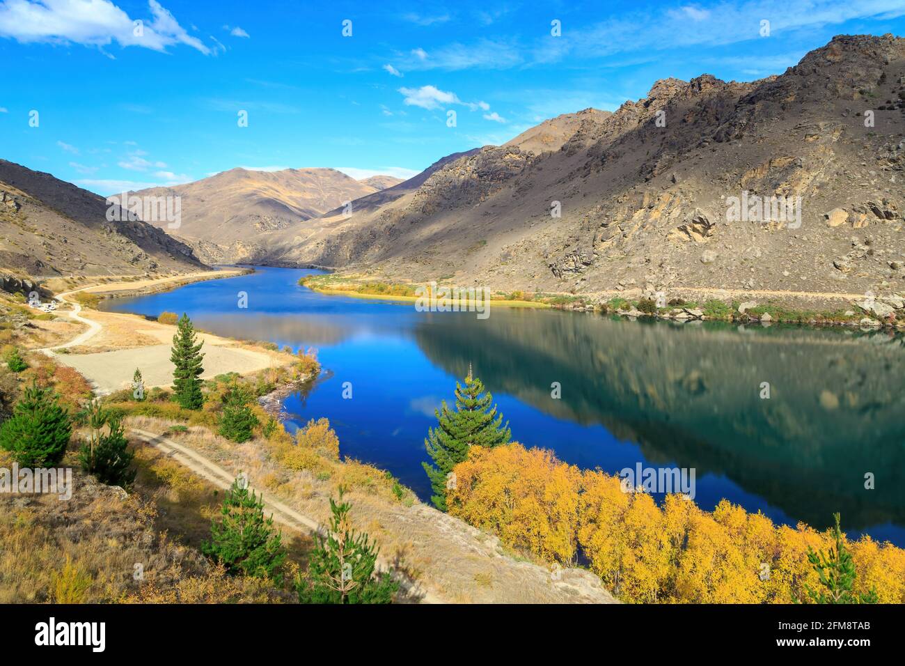Lago Dunstan sul fiume Clutha, Otago, Nuova Zelanda, in autunno Foto Stock