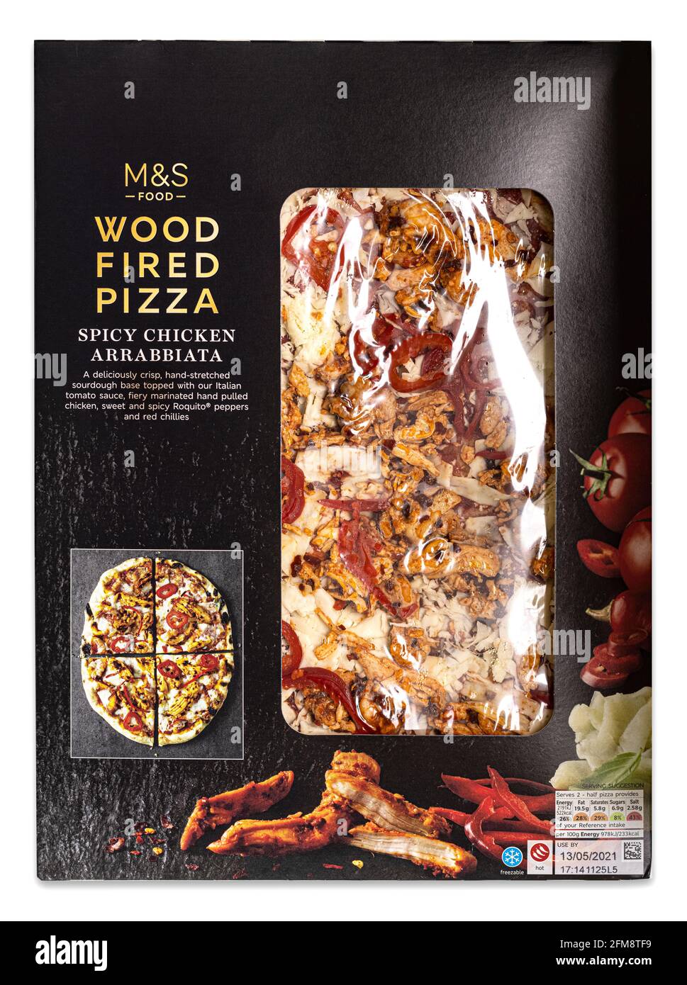Marks and Spencer Food Pollo piccante Arrabbiata Wood Fired Pizza su sfondo bianco Foto Stock