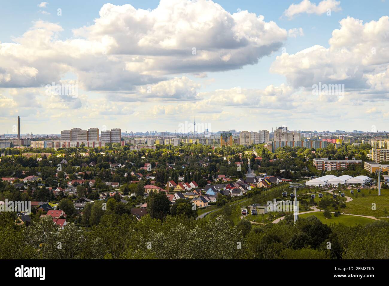 Vista aerea dello skyline di Berlino con la famosa torre della TV ad Alexanderplatz e il suggestivo paesaggio del cielo al tramonto, in Germania Foto Stock