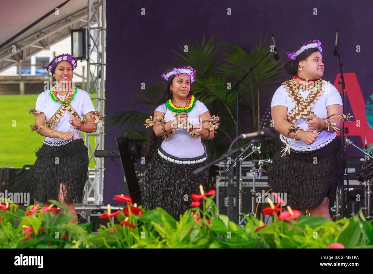I ballerini di Pacific Island di Kiribati si esibiscono sul palco al Pasifika Festival di Auckland, Nuova Zelanda Foto Stock