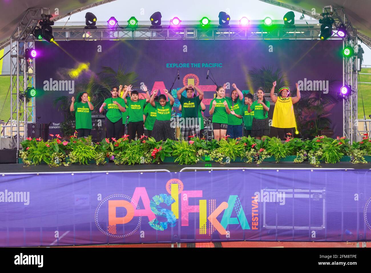 Un gruppo di ballerini polinesiani delle isole Tokalau che si esibiscono sul palco durante il Pasifika Festival, Auckland, Nuova Zelanda Foto Stock