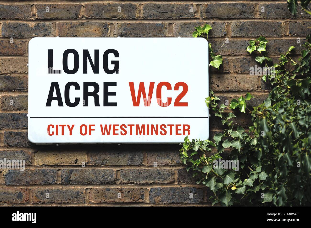 Londra, Inghilterra, Regno Unito. Cartello stradale: Long Acre, WC2 Foto Stock